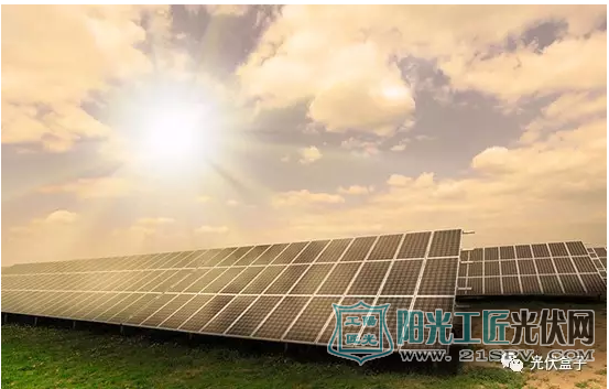 在安装光伏系统时,首先要保证在避免破坏屋顶的情况下安装。具有防水层的屋顶需要避免打孔,彩钢屋顶进行打孔的需要使用防水胶或胶垫。