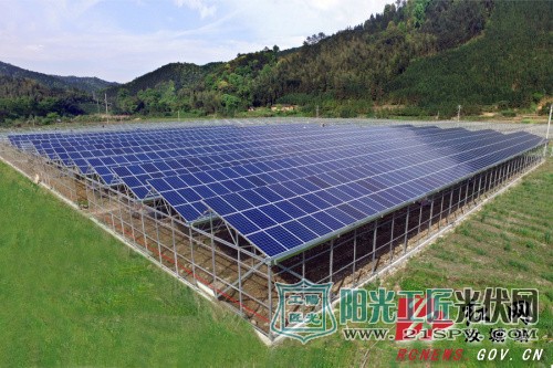 汝城实施“光伏+农业大棚”建设,在集益乡流溪食用菌钢架大棚上建站。