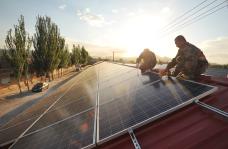 2017年6月21日，工作人员对河北省张家口市宣化区西崞村397KW屋顶<a href=