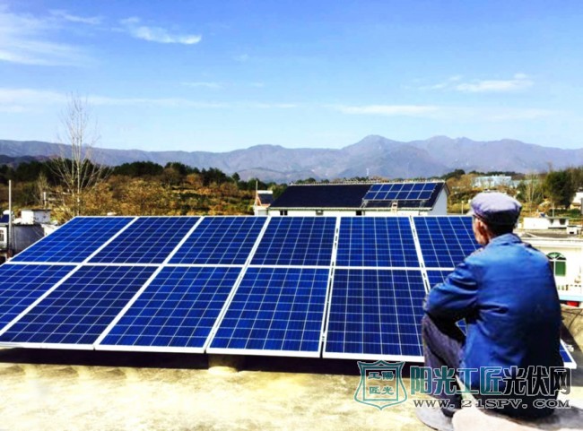 凌晨四点就起来擦光伏板 皖南的张大爷分分钟要火的节奏呀!