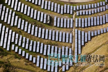 图为加利福尼亚州奥克兰的一组太阳能电池板