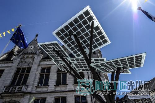 法国街头“种”下电子树