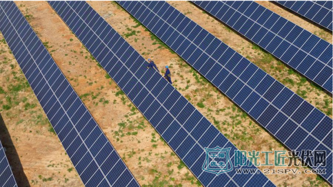 这是5月26日拍摄的河北省新河县望腾村300KW光伏扶贫电站。