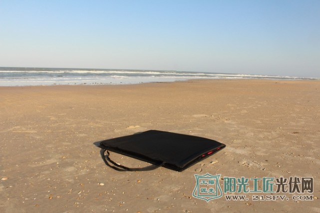 旅行必备神器:这个太阳能沙滩巾可为手机充电