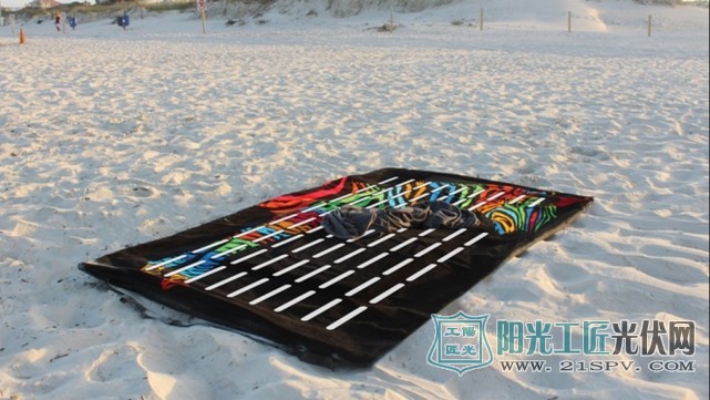 旅行必备神器:这个太阳能沙滩巾可为手机充电