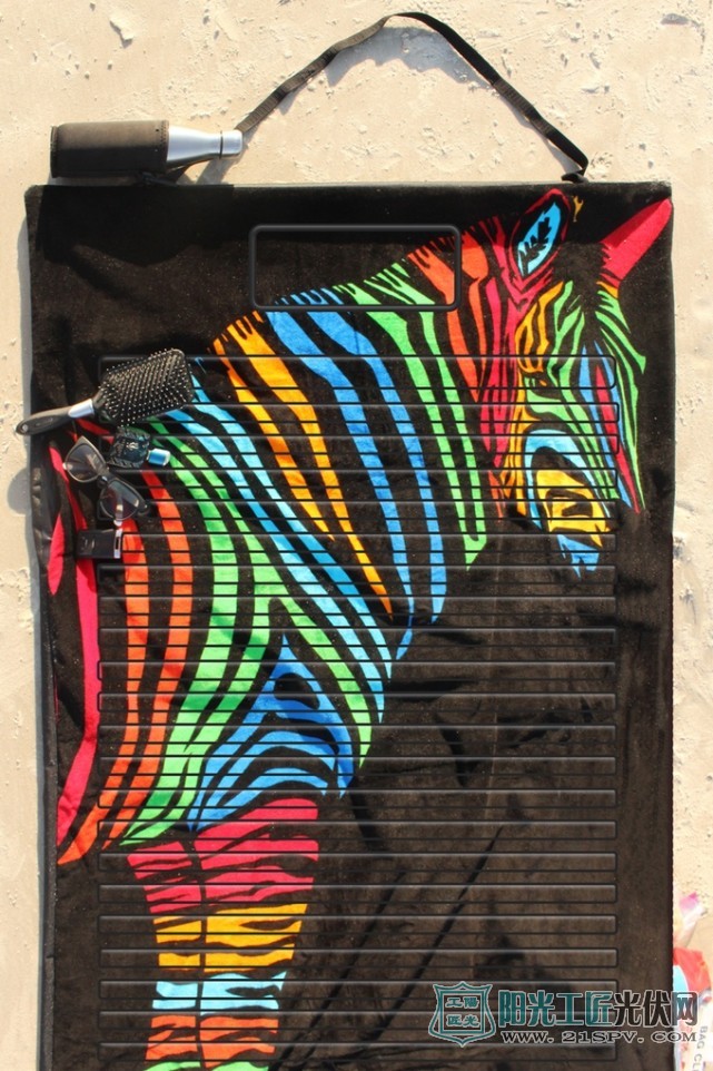 旅行必备神器:这个太阳能沙滩巾可为手机充电