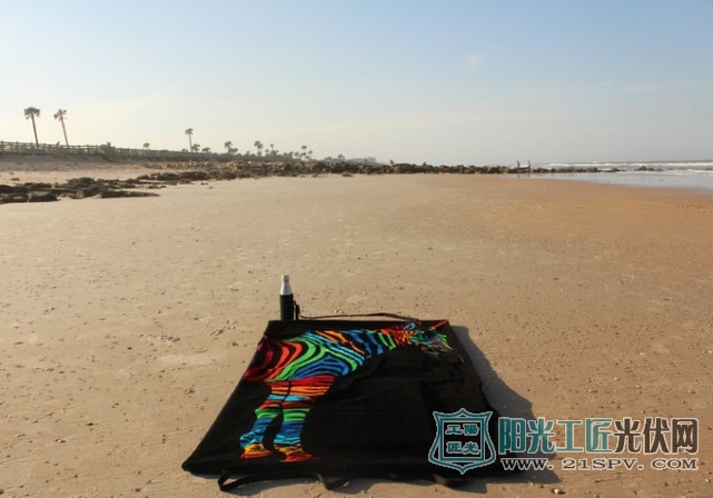 旅行必备神器:这个太阳能沙滩巾可为手机充电