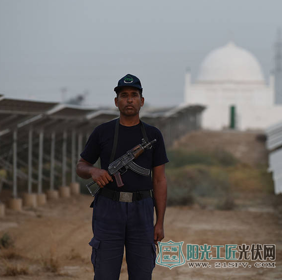 中国光伏发电站在巴基斯坦 光伏板下长出植物(图)