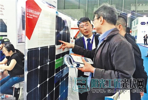 在2017上海光伏展上,参展商正在向采购商介绍最新的光伏面板产品