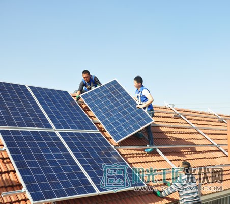在泽头镇孔格村,工人正在屋顶安装光伏板