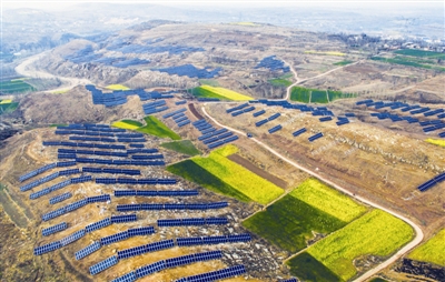 河南宝丰100兆瓦光伏项目与油菜花相映如画(图片)