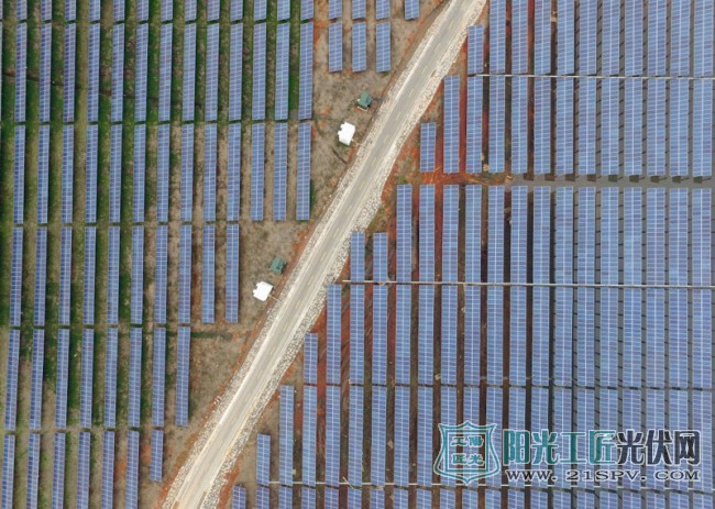 这是3月16日拍摄的江西奉新“渔光互补”光伏发电一期项目。新华社记者 万象 摄<em></em>
