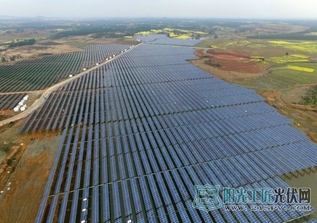 这是3月16日拍摄的江西奉新“渔光互补”光伏发电一期项目。新华社记者 万象 摄<em></em>
