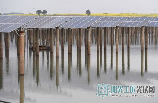 这是3月16日拍摄的江西奉新“渔光互补”光伏发电一期项目。新华社记者 万象 摄<em></em>
