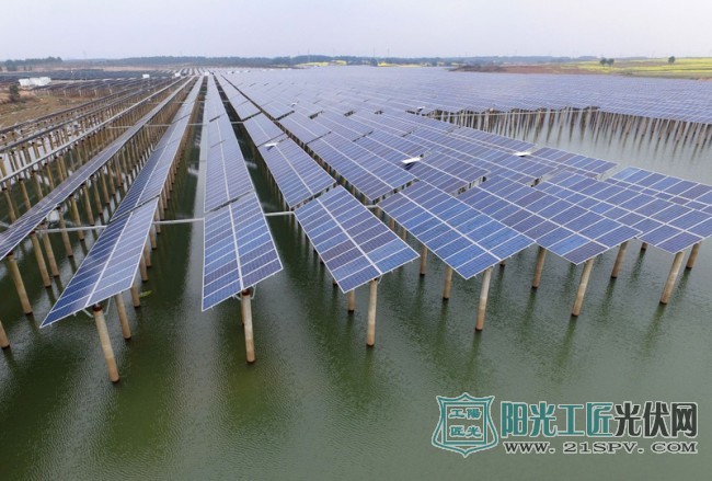 这是3月16日拍摄的江西奉新“渔光互补”光伏发电一期项目。新华社记者 万象 摄<em></em>
