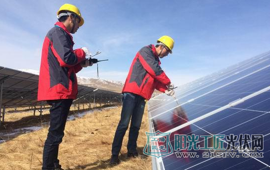 3月10日，电站技术人员正在检查出现异常情况的光伏组件