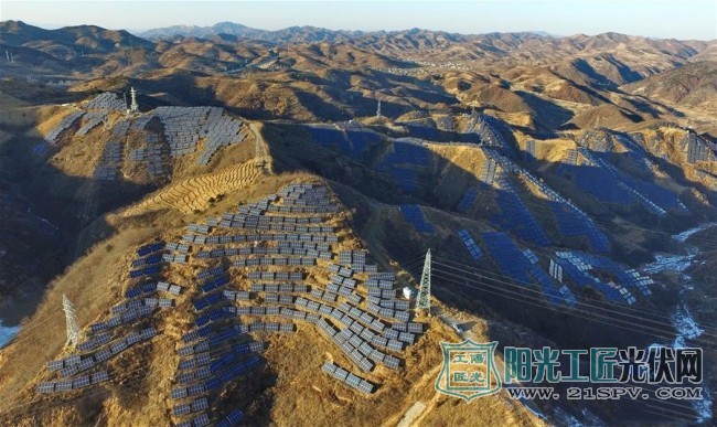 俯瞰河北省秦皇岛市青龙满族自治县隔河头光伏发电场