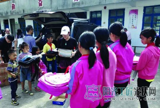 广州爱心人士到帮扶村进行助学慰问