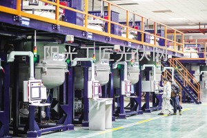 协鑫硅材料铸锭生产车间。