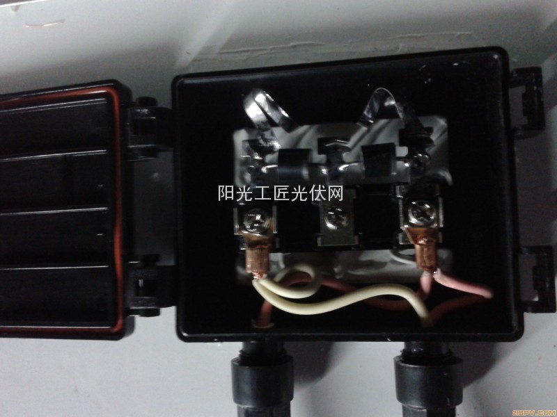 两块100W的电池板先接好线