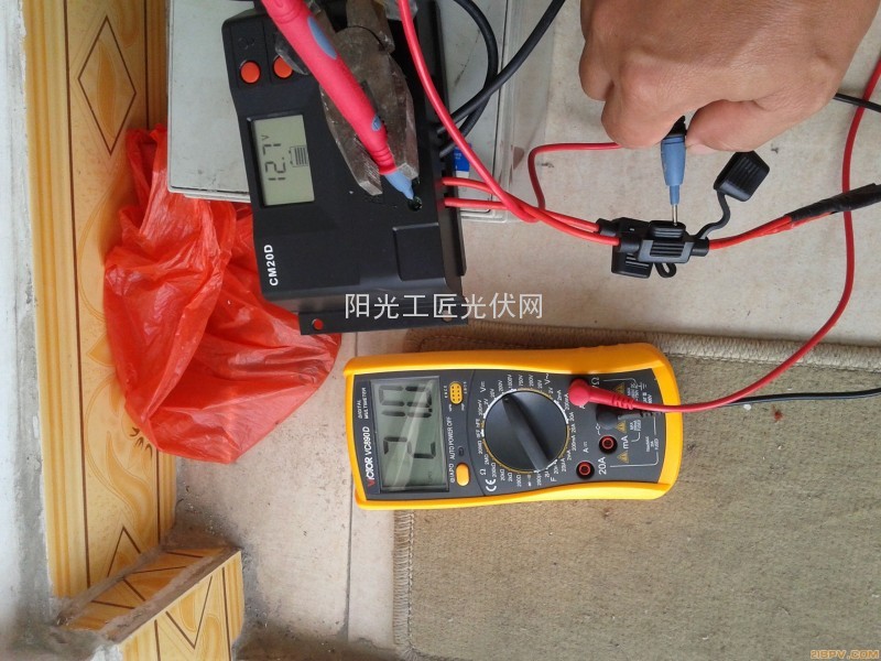 实测开路电压最大有21.4V,电流没有测。天气不好,第一天电池没有充满。显示充电电压最大有14.4V。