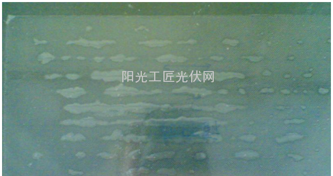 未抽真空时EVA与玻璃绒面之间空气分布形态