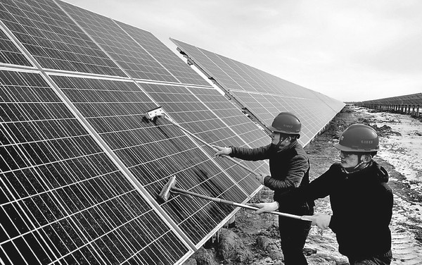 工人们在清洗作业