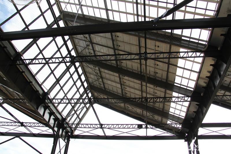 巨大的太阳能板被安置于在建的一座青年旅社屋顶,其电能也将供应这座建筑的能源和热水供应。