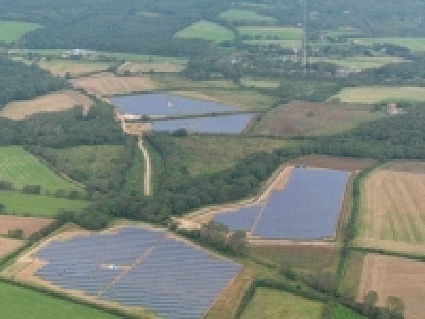 韩华新能源最近向ib vogt提供总计16MWp的光伏组件,为了英国两座独立的光伏园区