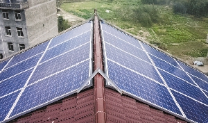 何贤军家的屋顶“小电站”