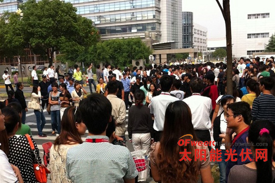 尚德P2工厂门口抗议的员工