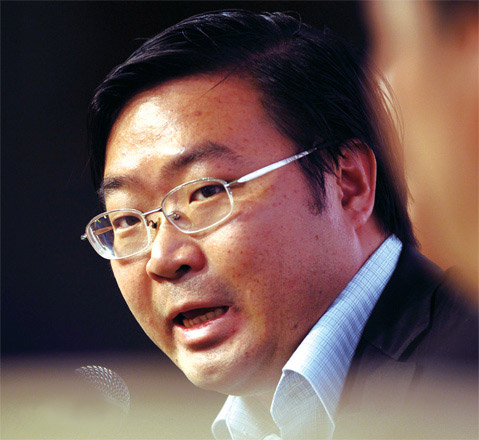 最年轻的亿万富翁:彭小峰“退位”