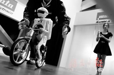 用“魔棒”控制的机器人“村田顽童”可以前进后退，利用传感器更可以保持原地不动