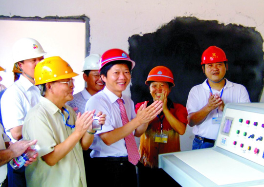 江西赛维LDK总裁兼首席运营官佟兴雪在生产车间视察