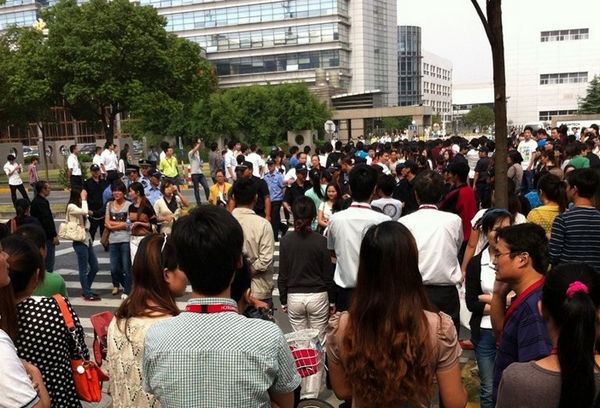 员工围堵尚德电力大门