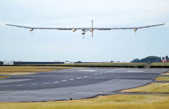 世界最大太阳能飞机完成跨越欧洲非洲飞行