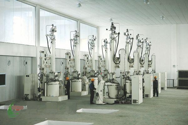 昨日,在洛阳强瑞光伏材料有限公司,工作人员正在安装调试单晶炉。