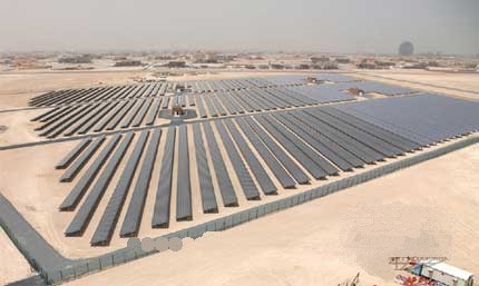 建于阿拉伯联合酋长国(UAE)马斯达尔城的百万瓦级太阳能发电站。设置量达到10MW。(照片:尚德电力日本公司)