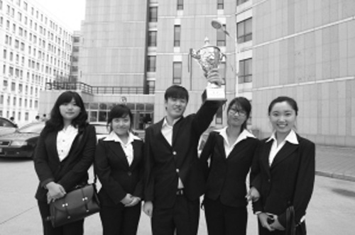 获金奖的五名大学生