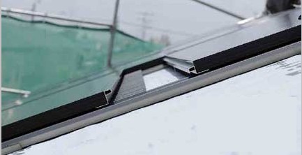 照片2通过重叠设置钢板，提高防水性。