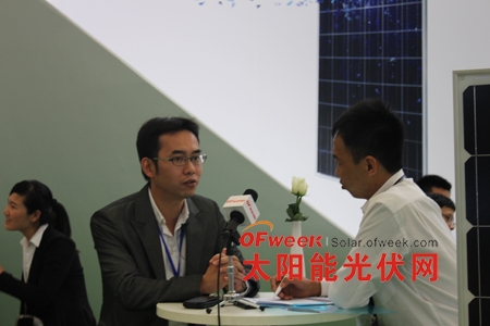 中盛ET营销中心总监郭振海(左一)接受记者专访