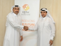 左起,Masraf Al Rayan首席执行官Adel Mustafawi以及QSTec主席兼首席执行官Khalid Klefeekh Al Hajri博士在签字仪式上