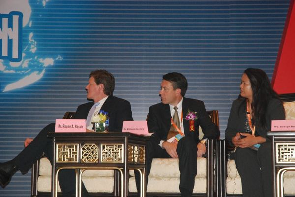 UL全球能源与燃料系统总监Evelyn M. Butler女士出席“全球光伏领袖对话”与(右一)_1