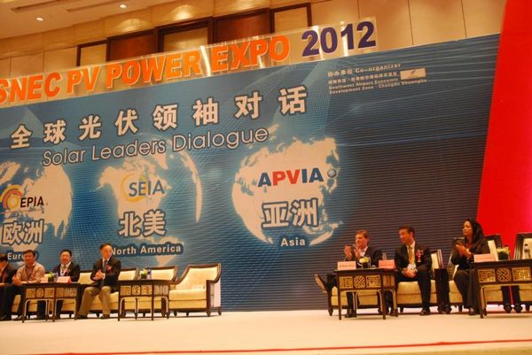 UL全球能源与燃料系统总监Evelyn M. Butler女士出席“全球光伏领袖对话”(右一)_2