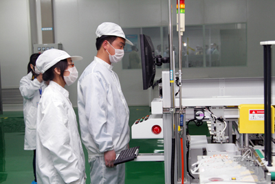 在融高太阳能开发有限公司，员工们穿着整齐的工作服在岗位上忙碌着