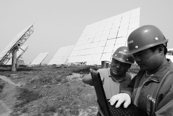 图为某企业技术人员在电站现场调试系统。