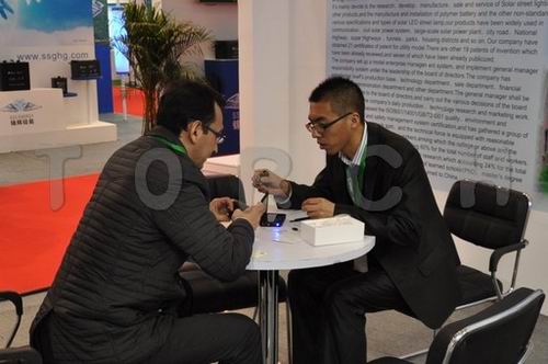 Iphone专用太阳能充电器受到了外籍人士的极大兴趣！