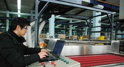 技术人员正在调试“富创”牌玻璃清洗机