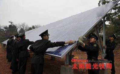 图为战士们在维护保养发电设备