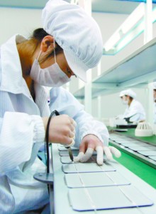 工人们一丝不苟地进行太阳能组件焊接。